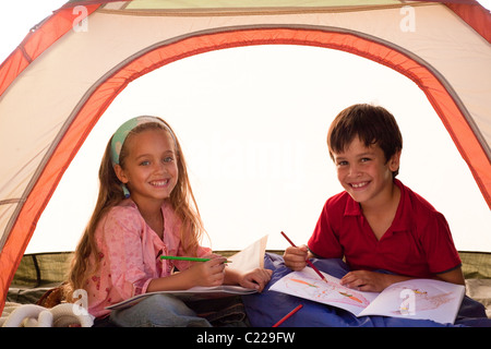 Sœur sourire dans une tente Banque D'Images