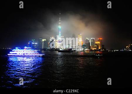 River tour voile à Shanghai, Chine, le soir de l'atmosphère. Banque D'Images