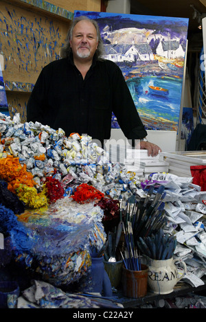 Artiste écossais John Lowrie Morrison, également connu comme Jolomo dans Tayvallich, Argyll, où il a son atelier. Banque D'Images