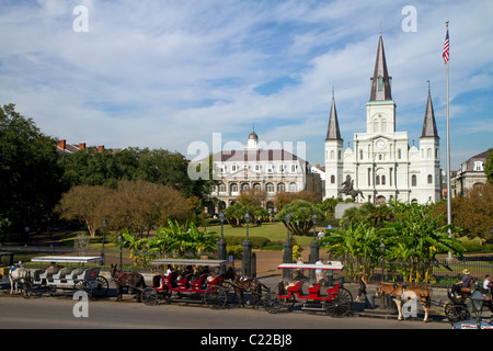 La Cathédrale Saint Louis et Jackson Square situé dans le quartier français de La Nouvelle-Orléans, Louisiane, Etats-Unis. Banque D'Images