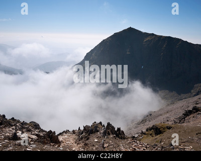 Yr Wyddfa, le sommet de Snowdon vue au-dessus d'un lit d'inversion cloud y Ddysgl Banque D'Images