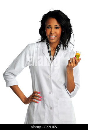 Portrait of African American beau médecin ou infirmière holding médicaments d'isolé sur fond blanc Banque D'Images