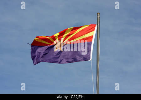 Drapeau de l'état de l'Arizona, ondulant dans le vent, Tombstone, en Arizona. Banque D'Images