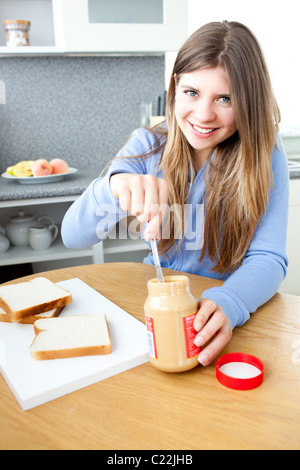 Femme positive woman having breakfast de manger du beurre d'arachide Banque D'Images