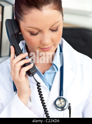 Portrait d'une femme sérieuse doctor phoning dans son bureau Banque D'Images
