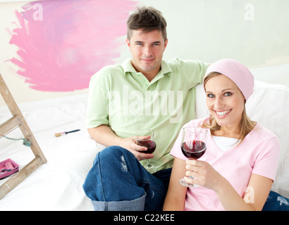 Couple heureux avoir du temps libre ensemble avec un verre de vin smiling at the camera Banque D'Images