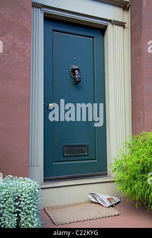 Porte et doorknocker sur West Village Brownstone, Greenwich street, Greenwich Village, New York, USA Banque D'Images