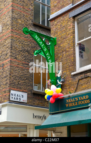 , , Londres Covent Garden mews à Neal's Yard , road & shop panneaux pour Whole Foods et avantages sociaux) Banque D'Images