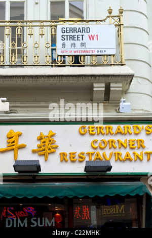 China Town , Gerrard Street sign par Gerrard's Corner oriental restaurant chinois dim sum à la fois en chinois et anglais script Banque D'Images