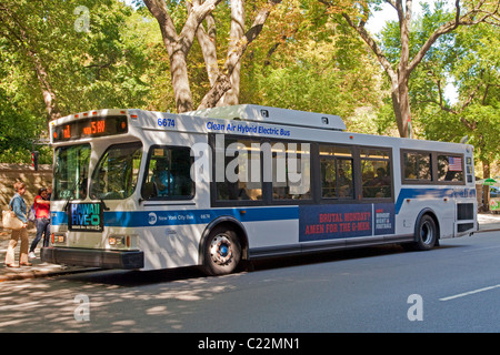 La pureté de l'air bus électriques hybrides, 5e Avenue, Manhattan, New York, USA Banque D'Images