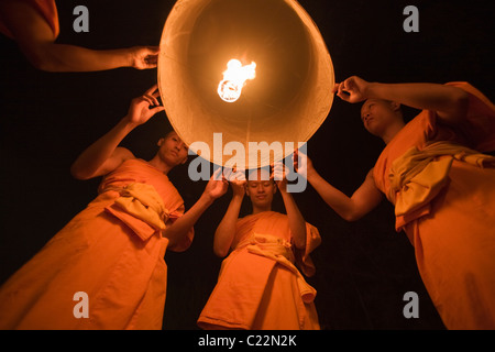 Lancement des moines khom ldi (sky lanternes) dans le ciel nocturne pendant le festival Yi Peng. San Sai, Chiang Mai, Thaïlande Banque D'Images
