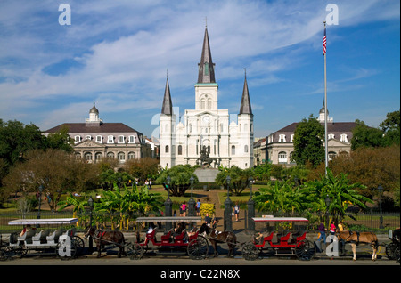 La Cathédrale Saint Louis et Jackson Square situé dans le quartier français de La Nouvelle-Orléans, Louisiane, Etats-Unis. Banque D'Images