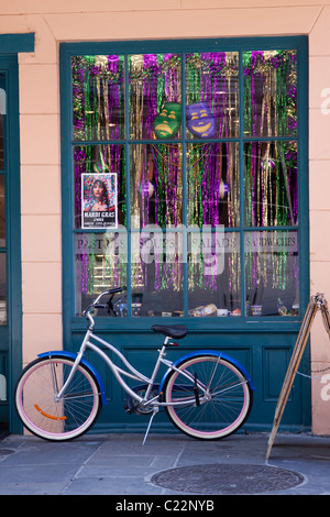 Location en stationnement sur trottoir en face d'une fenêtre café décoré pour Mardi Gras dans le quartier français de La Nouvelle-Orléans Banque D'Images