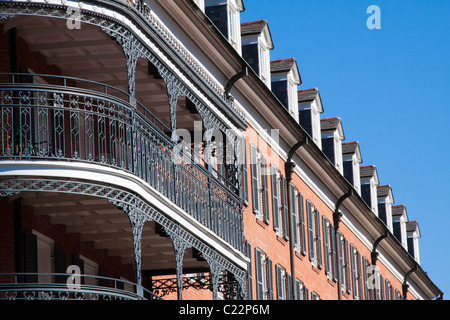 Balustrades en fer forgé et des rangées de lucarnes sur le Royal Sonesta Hotel dans le quartier français de La Nouvelle-Orléans Banque D'Images