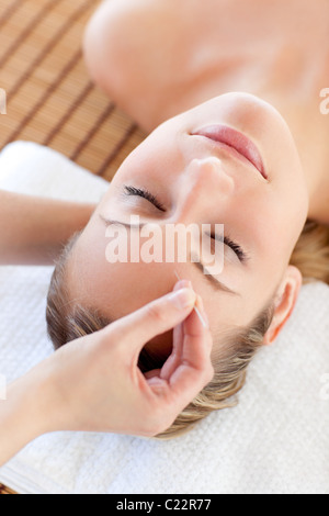 Relaxed woman recevant un traitement d'acupuncture Banque D'Images