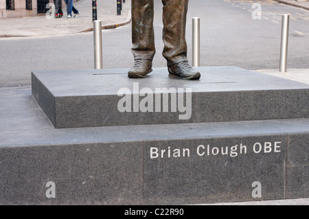 La statue de bronze de Brian Clough OBE en centre-ville de Nottingham. Banque D'Images