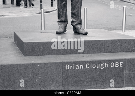 La statue de bronze de Brian Clough dans le centre-ville de Nottingham. Banque D'Images