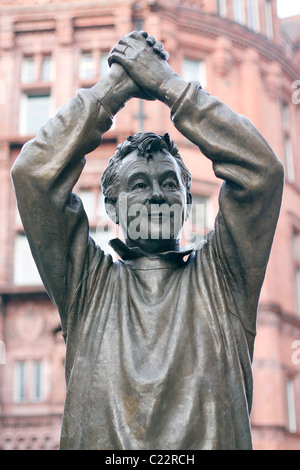 La statue de bronze de Brian Clough OBE en centre-ville de Nottingham. Banque D'Images