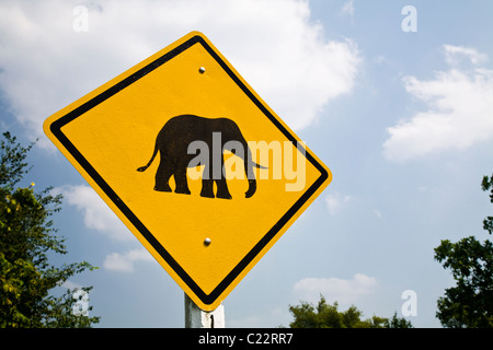 Elephant crossing road sign. Parc National d'Erawan, Kanchanaburi, Thaïlande Banque D'Images