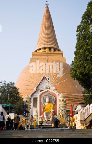 Les 127 mètres de hauteur Phra Pathom Chedi, le plus grand monument bouddhiste au monde. Nakhon Pathom, Nakhon Pathom, Thaïlande Banque D'Images