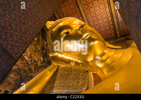 Statue de Bouddha couché du Wat Pho à Bangkok, Thaïlande Banque D'Images