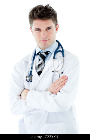 Portrait d'un jeune male doctor holding un stéthoscope sur un fond blanc. Banque D'Images