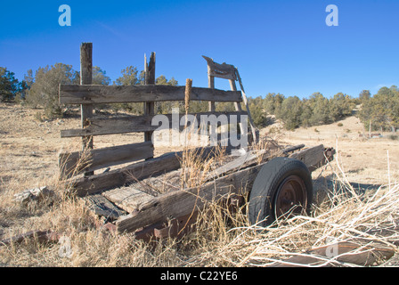 Un vieux wagon s'émiette dans le Nouveau Mexique, soleil ardent de Ruidoso Downs, Nouveau Mexique. Banque D'Images