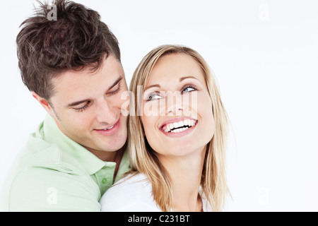 Handsome man hugging son amie rire sur un fond blanc. Banque D'Images