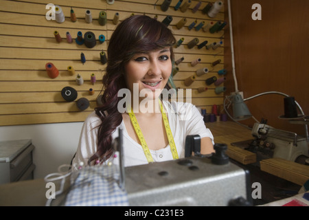 Femme travaillant dans la laverie Banque D'Images