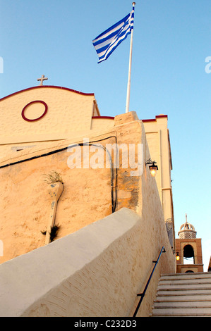 L'église catholique de Saint George en haut de Ano Syros Hill. Banque D'Images