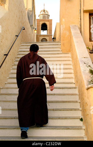 Balades moine catholique montent les marches qui mène à l'église catholique de Saint George à Ano Syros Banque D'Images