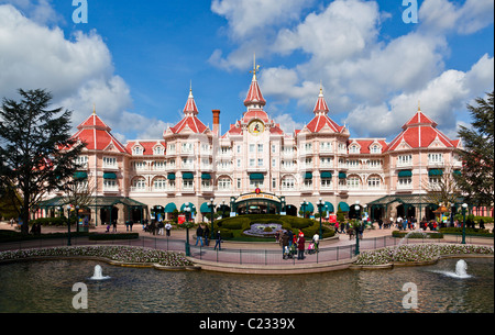 En face de l'entrée principale de Disneyland Paris France. Lupica Studio Banque D'Images