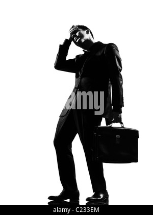 Silhouette caucasian business man exprimant le désespoir fatigue fatigué toute la longueur du comportement sur studio isolé sur fond blanc Banque D'Images