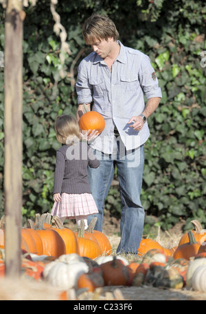 Larry Birkhead et sa fille Dannielynn visites M. Bones Citrouille dans West Hollywood Los Angeles, Californie - 11.10.09 Banque D'Images