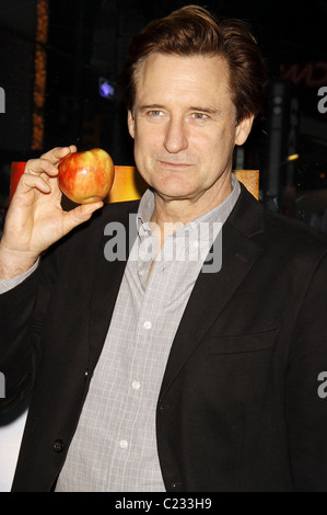 Bill Pullman joue un enseignant et mord dans une pomme après la soirée d'ouverture pour la partie production de Broadway "Oleanna", tenue à Blue Banque D'Images