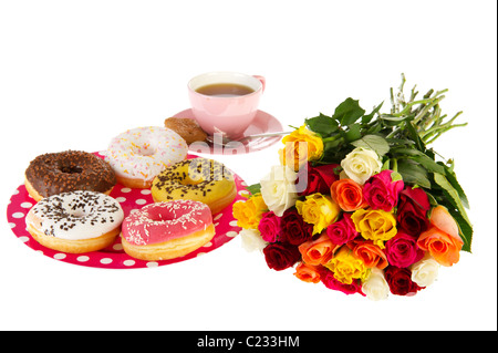 Tasses de Thé avec des beignets et bouquet de roses Banque D'Images