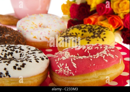 Tasses de Thé avec des beignets et bouquet de roses Banque D'Images