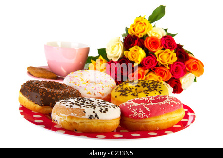 Tasses de Thé avec des beignets et bouquet de roses Banque D'Images