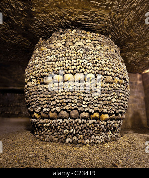 Pile d'os et de crânes dans les catacombes de Paris Paris France. Lupica Studio Banque D'Images