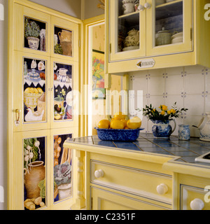 Les citrons dans un style Anglais classique cuisine avec placards et tiroirs peints en jaune Banque D'Images