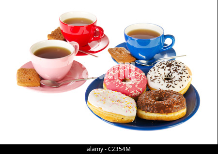 Tasses de Thé avec des petits gâteaux et des beignets sucrés colorés Banque D'Images