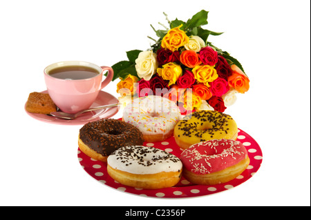 Tasses de Thé avec des beignets et bouquet de roses Banque D'Images