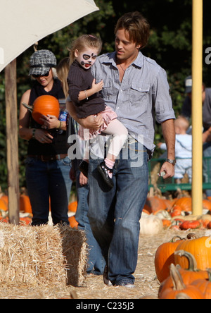 Larry Birkhead et sa fille Dannielynn visites M. Bones Citrouille dans West Hollywood Los Angeles, Californie - 11.10.09 Banque D'Images