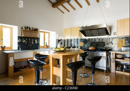 Stefano Giovannoni tabourets de cuisine moderne avec poutres apparentes et parquet Banque D'Images