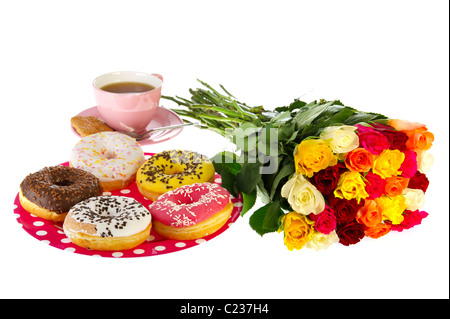 Tasses de Thé avec des beignets et des fleurs Banque D'Images