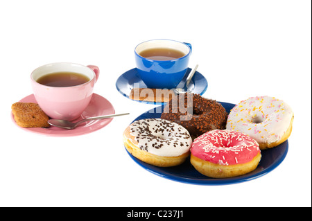 Tasses de Thé avec donuts en rose et bleu Banque D'Images