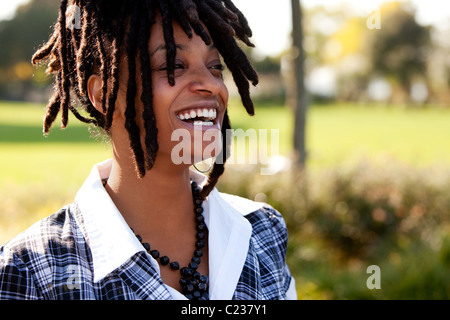 Jeune femme en riant. Encadrée horizontalement shot. Banque D'Images