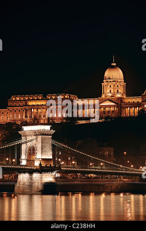 Nuit paysage urbain du St Stephen's Basilica à Budapest:capitale de la Hongrie Banque D'Images