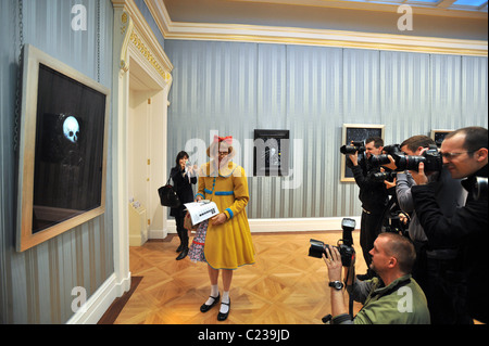 Grayson Perry crâne flottant - 2006 Pas d'amour perdu : Bleu peintures de Damien Hirst - vue de la presse s'est tenue à la Wallace Collection dans Banque D'Images