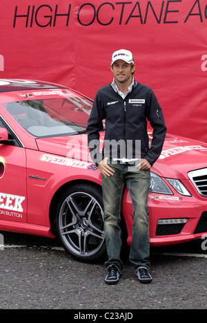 Champion du Monde de Formule Un Jenson Button lors d'un photocall pour promouvoir Virgin Media s'est tenue au centre commercial Bluewater Kent, Angleterre Banque D'Images